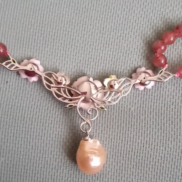 JARDIN COLLECTION PINK MOTHER OF PEARL NECKLACE - Picture 5 of 8